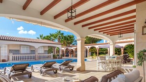 A covered outdoor area with a pool, lounge chairs, and a dining table. - Beautiful private villa for 6 people with private pool, A/C, WIFI, TV, terrace and panoramic view (Manacor)