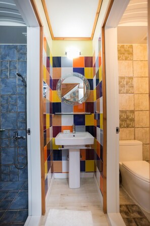 Duplex (LUBERON) | Bathroom | Free toiletries, hair dryer, towels, soap - Byeonsan Provence Pension (Buan)