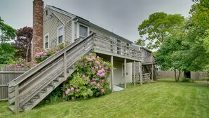 Ein zweigeschossiges Haus mit einer Holztreppe, die zu einer Veranda führt.