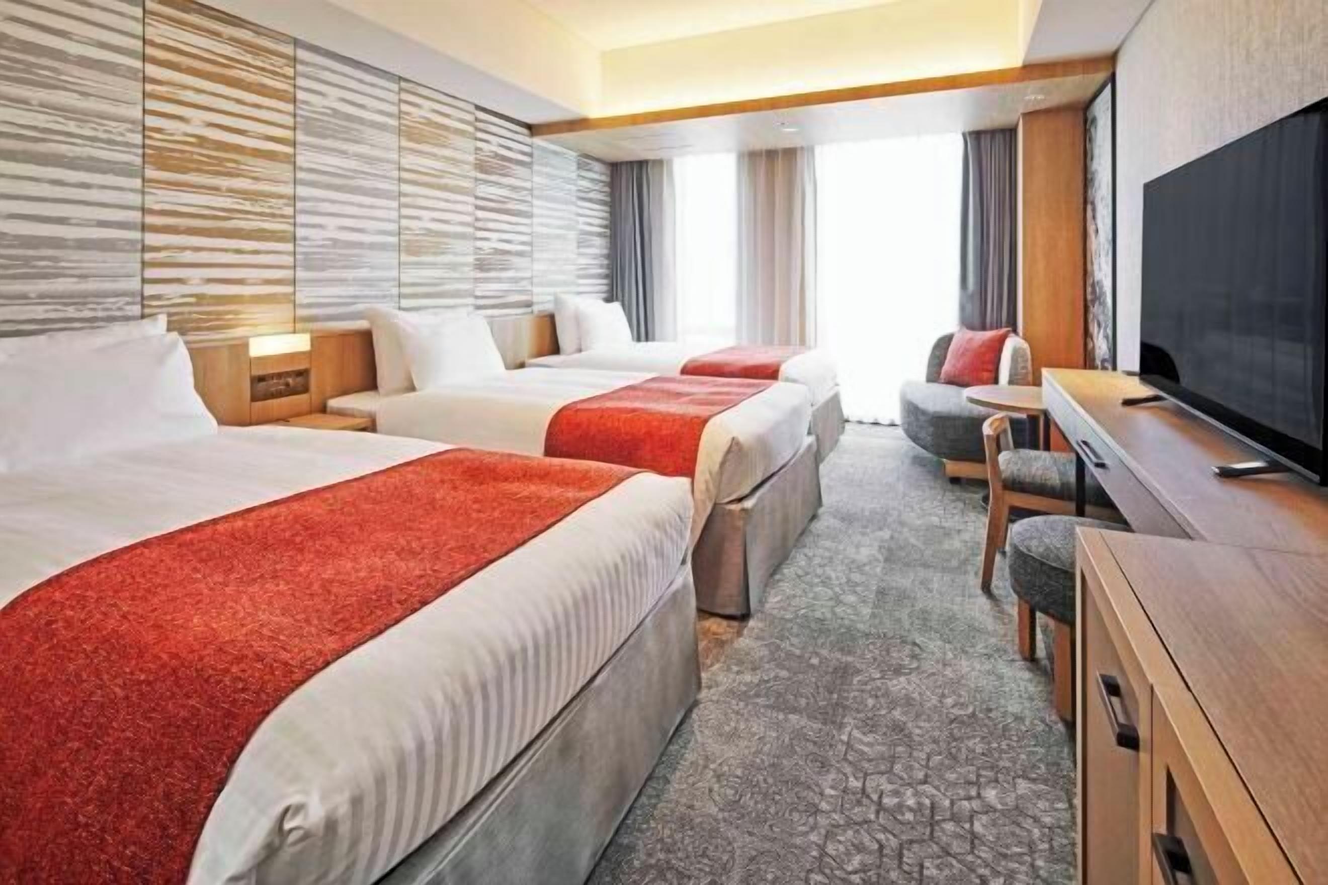 Chăn bông, két bảo mật tại phòng, bàn 