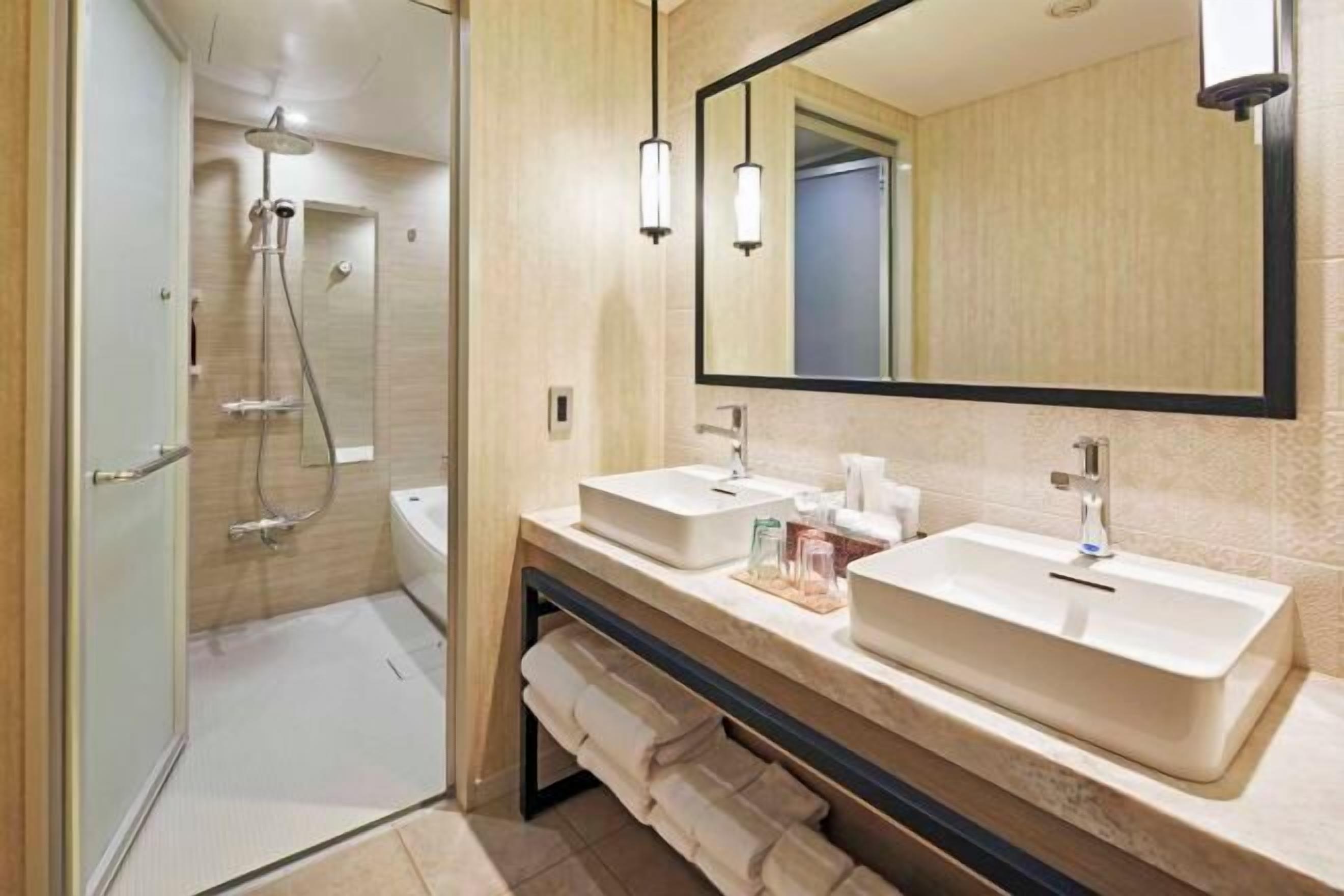 Đồ dùng nhà tắm miễn phí, máy sấy tóc, dép đi trong nhà 