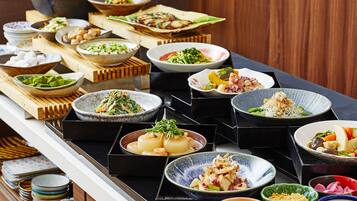 Daily buffet breakfast (JPY 2700 per person)