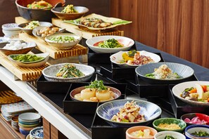 Petit déjeuner buffet (2700 JPY par personne)