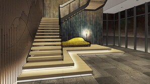 Een modern interieur met een trap naar een bed, een wand met verticale lijnen en grote ramen.
