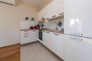 Fridge, oven, stovetop, dishwasher