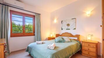 3 slaapkamers, een strijkplank/strijkijzer, reisbedje, gratis wifi