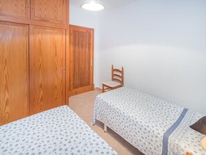 2 bedrooms, travel cot, free WiFi