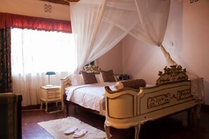 6 bedrooms, iron/ironing board, WiFi, bed sheets - Birds Of Paradise Holiday Homes - Nairobi. (Nairobi)