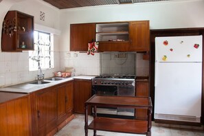 Kühlschrank, Mikrowelle, Ofen, Wasserkocher