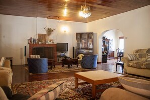 Una televisión, una chimenea, un reproductor de DVD, juguetes
