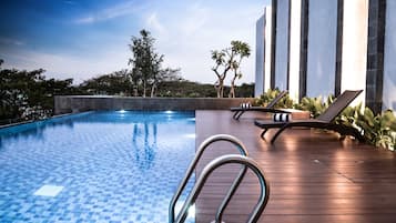 Hồ bơi ngoài trời