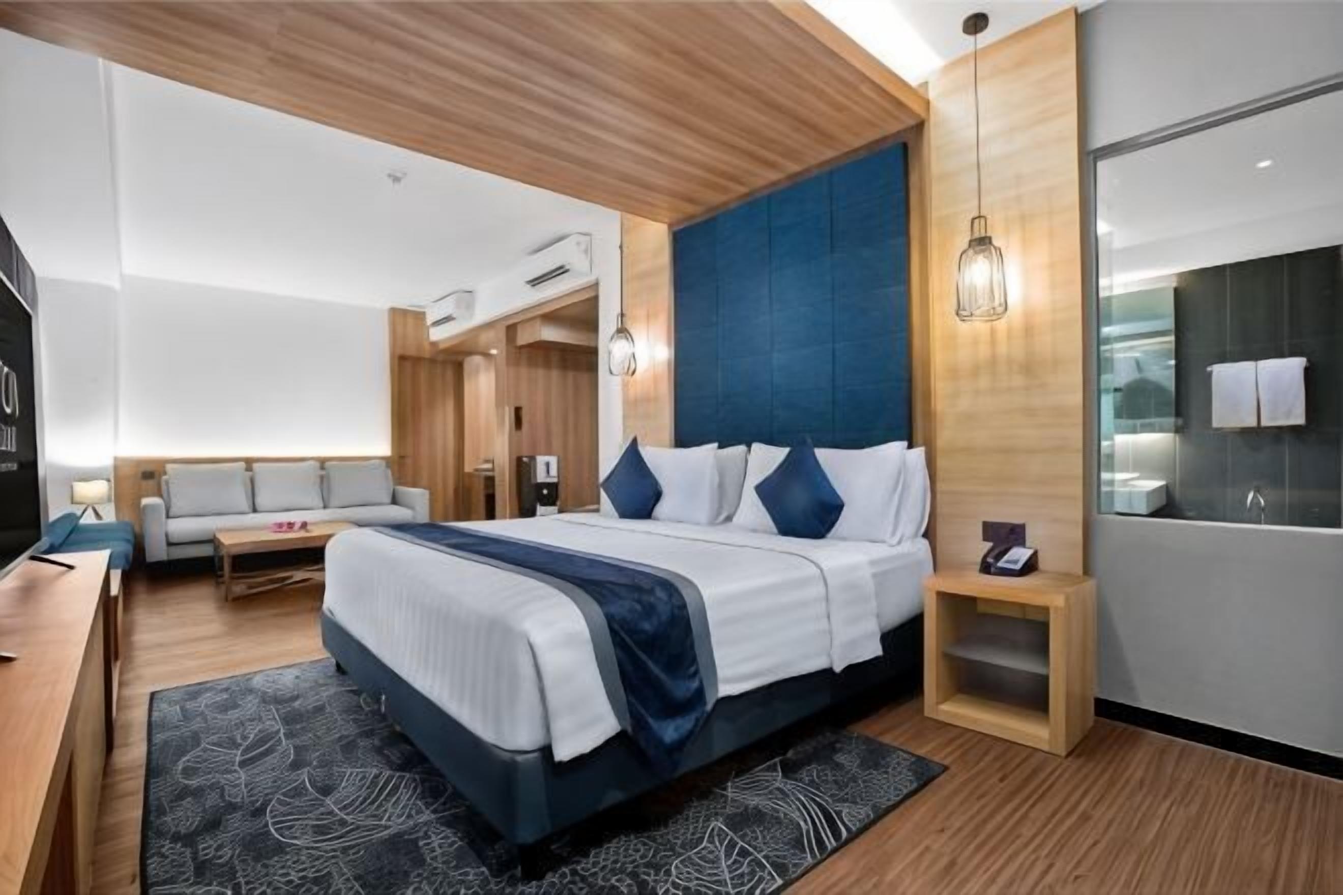 Minibar, meja kerja, Wi-Fi gratis, dan seprai linen