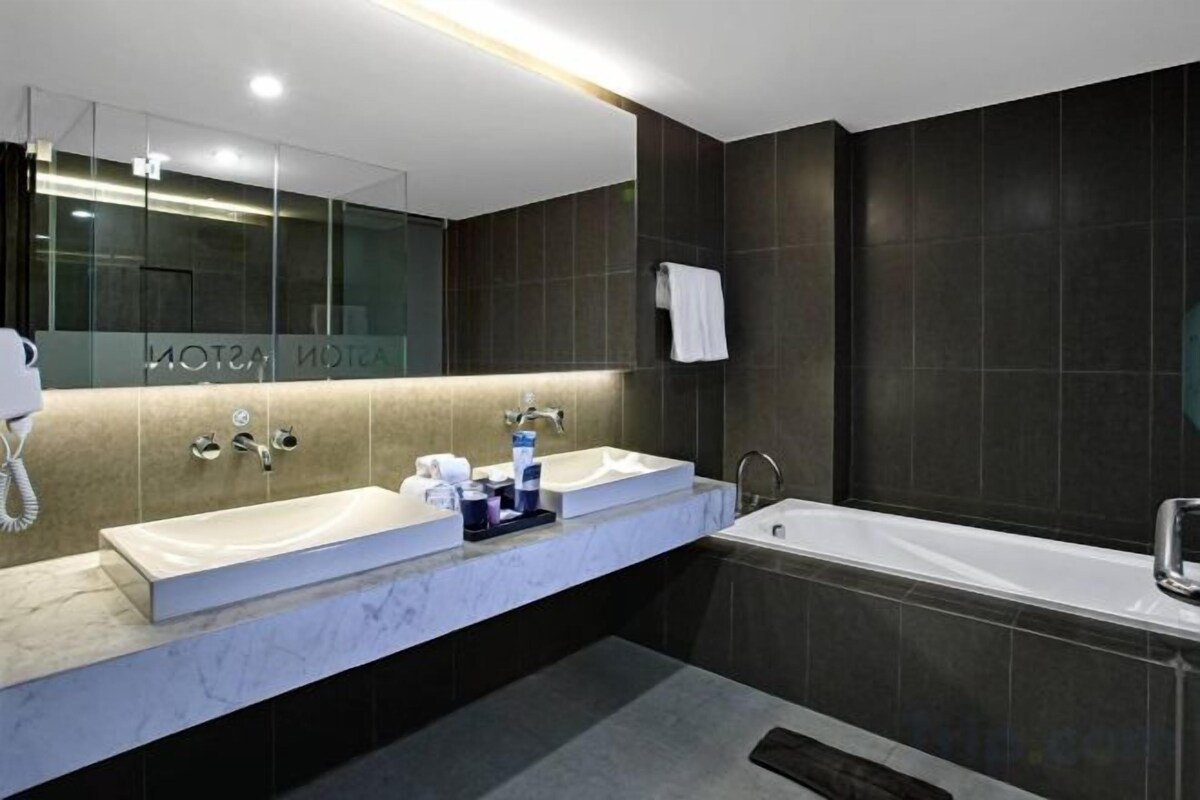 Salle de bain | Douche, articles de toilette (gratuits), séchoir à cheveux, pantoufles