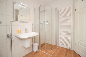 Shower, hair dryer, toilet paper - Holiday apartment "time for two" in Greetsiel (Greetsiel)