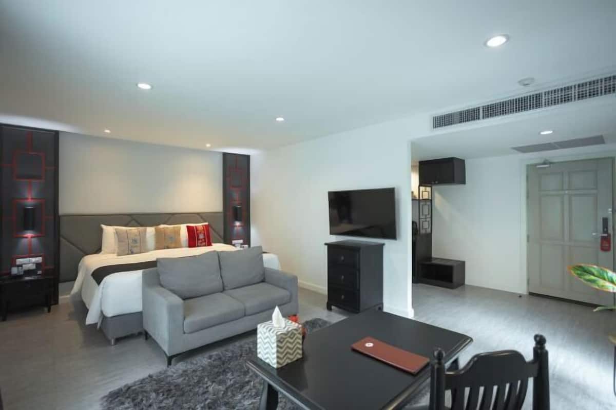 1 bedroom, premium bedding, minibar, in-room safe