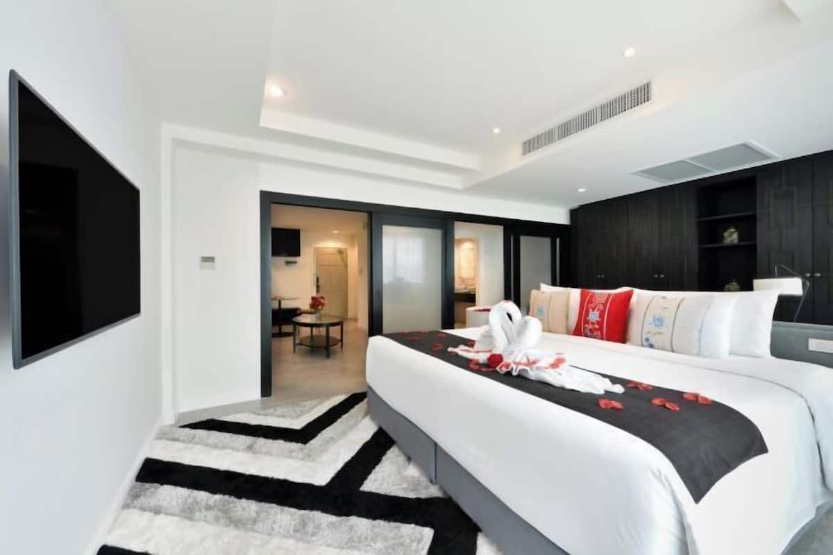 1 bedroom, premium bedding, minibar, in-room safe