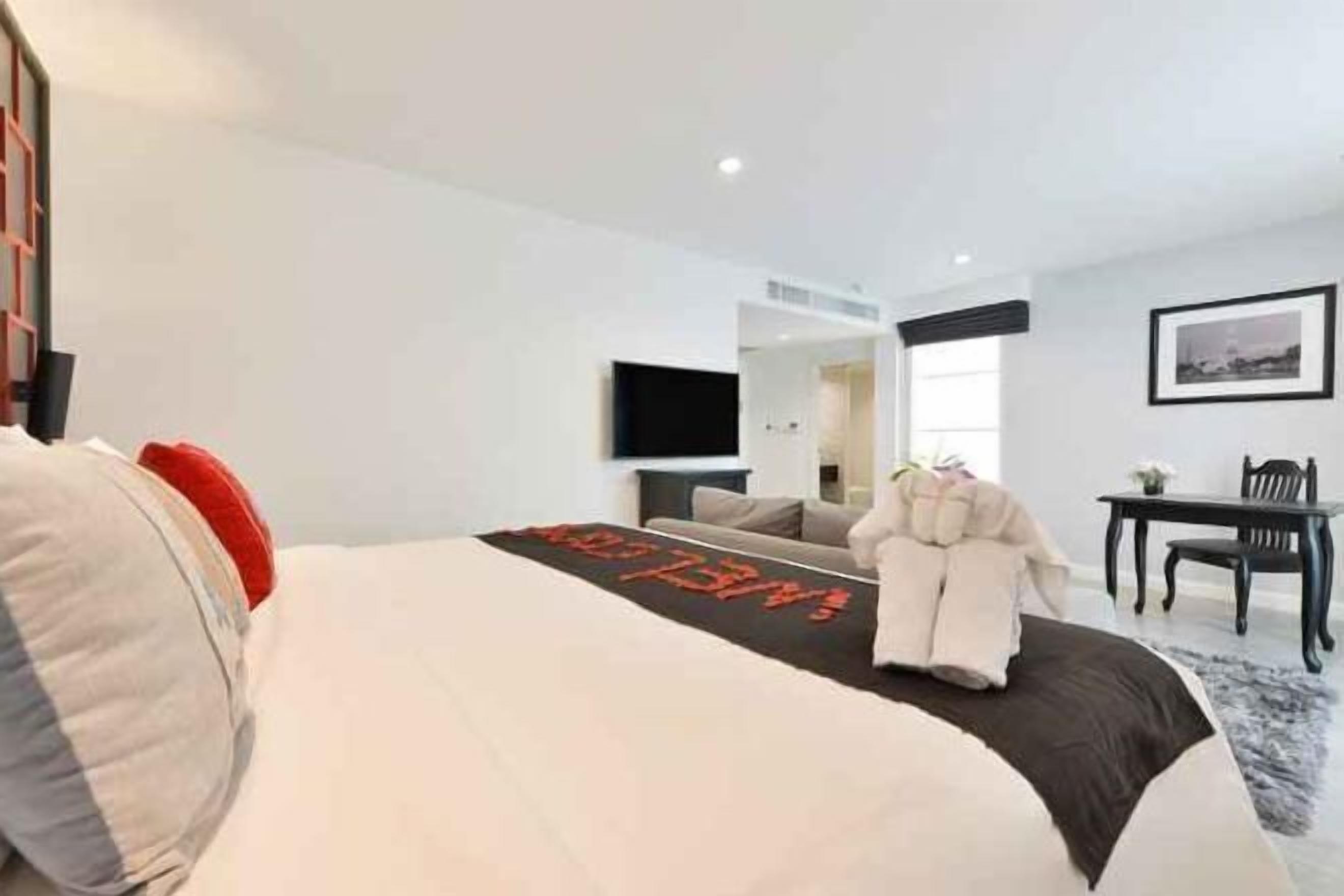 Bộ đồ giường cao cấp, minibar, két bảo mật tại phòng, bàn 