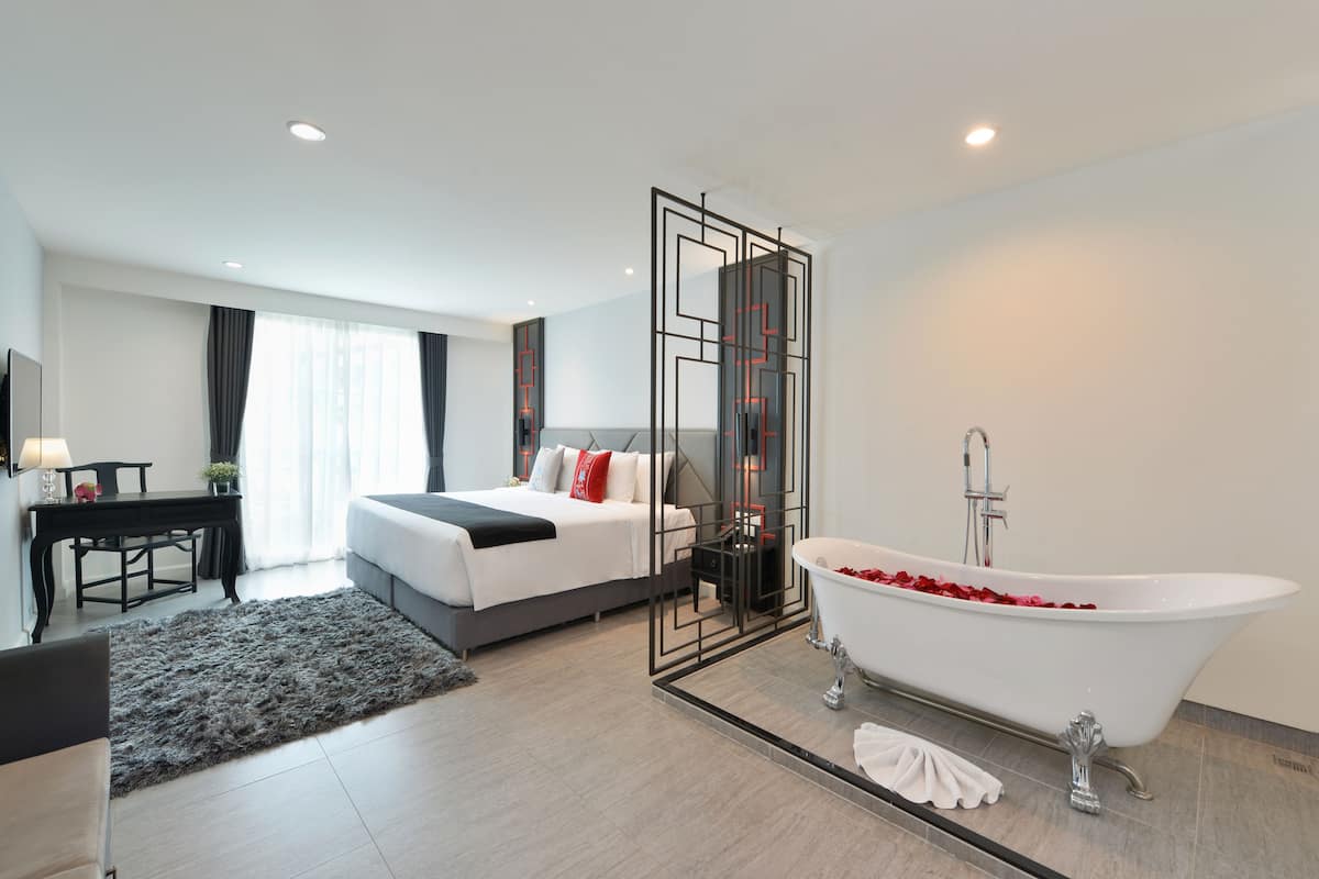 ห้องพรีเมียม, อ่างอาบน้ำ | เครื่องนอนระดับพรีเมียม, มินิบาร์, ตู้นิรภัยในห้องพัก, โต๊ะทำงาน
