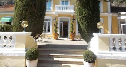 Logis Hotel le Cedre de Soyons