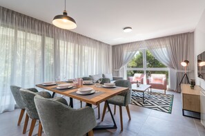 Exclusief appartement | Woonruimte | Een 107-cm flatscreentelevisie met kabelzenders en televisie