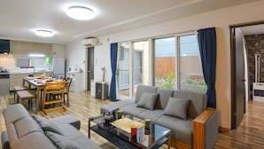 Un apartamento moderno con sala de estar, comedor y cocina.