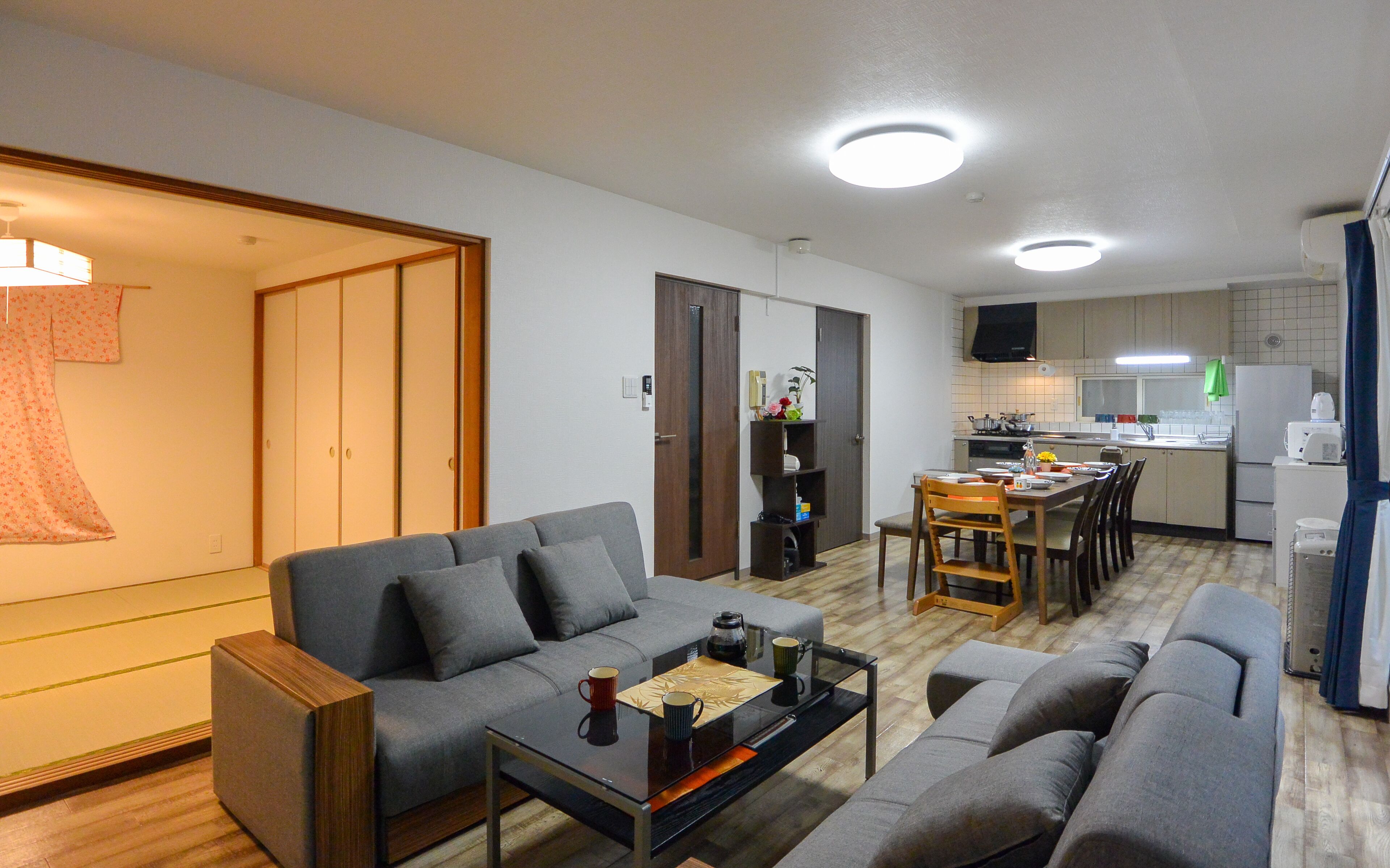 Een 32-inch flatscreentelevisie met kabelzenders