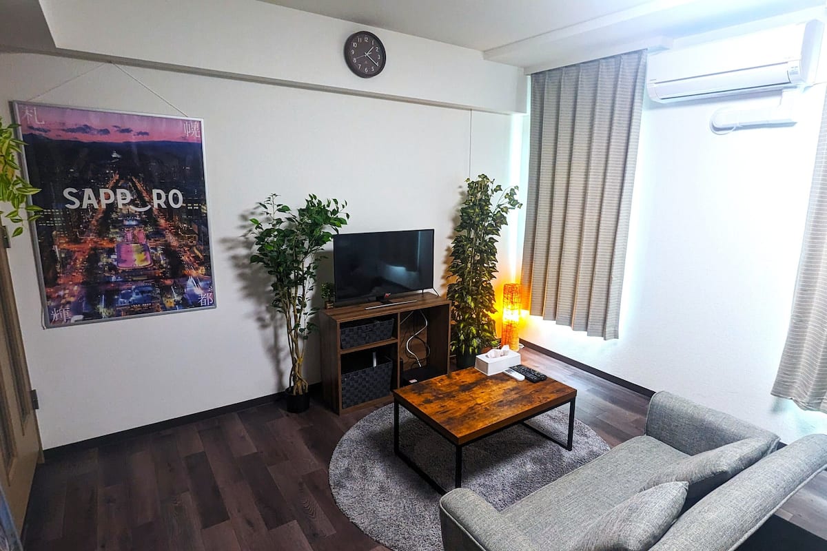 Habitación básica doble | Escritorio, cortinas blackout, wifi gratis y ropa de cama
