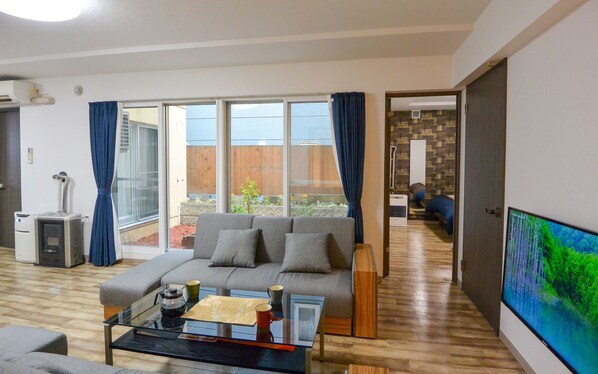 Televisión de pantalla plana de 32 pulgadas con canales por cable