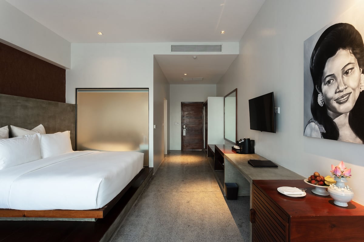 Premium Deluxe King - Free Airport Transfers + Mini-Bar