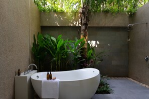 Premium Deluxe King - Free Airport Transfers + Mini-Bar | Deep-soaking bathtub