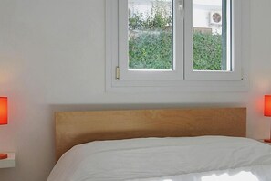 2 bedrooms, travel crib, free WiFi