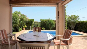 Outdoor dining - Wonderful private villa for 4 people with private pool, A/C, WIFI, TV and terrace (Manacor)