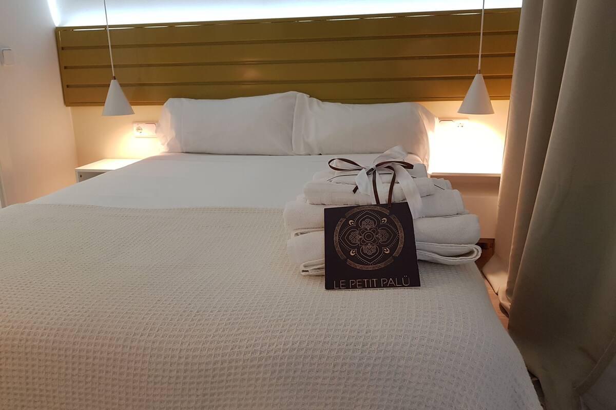 In-room safe, soundproofing, free WiFi, bed sheets