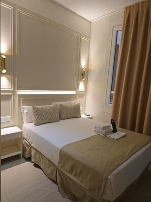 Deluxe tweepersoonskamer | Een kluis op de kamer, geluiddichte muren, gratis wifi, beddengoed