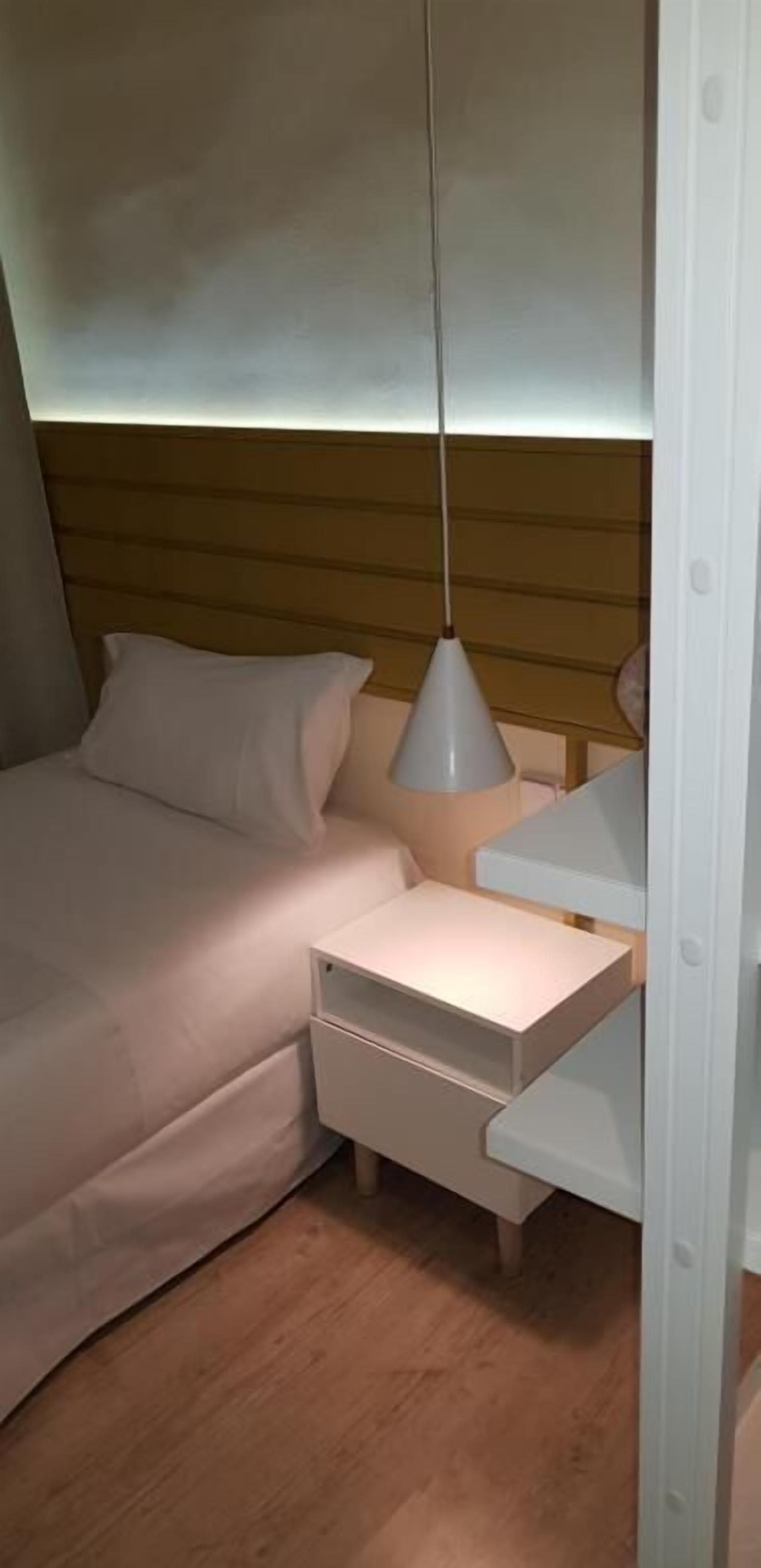 Eenpersoonskamer, uitzicht op binnenplaats | Een kluis op de kamer, geluiddichte muren, gratis wifi, beddengoed