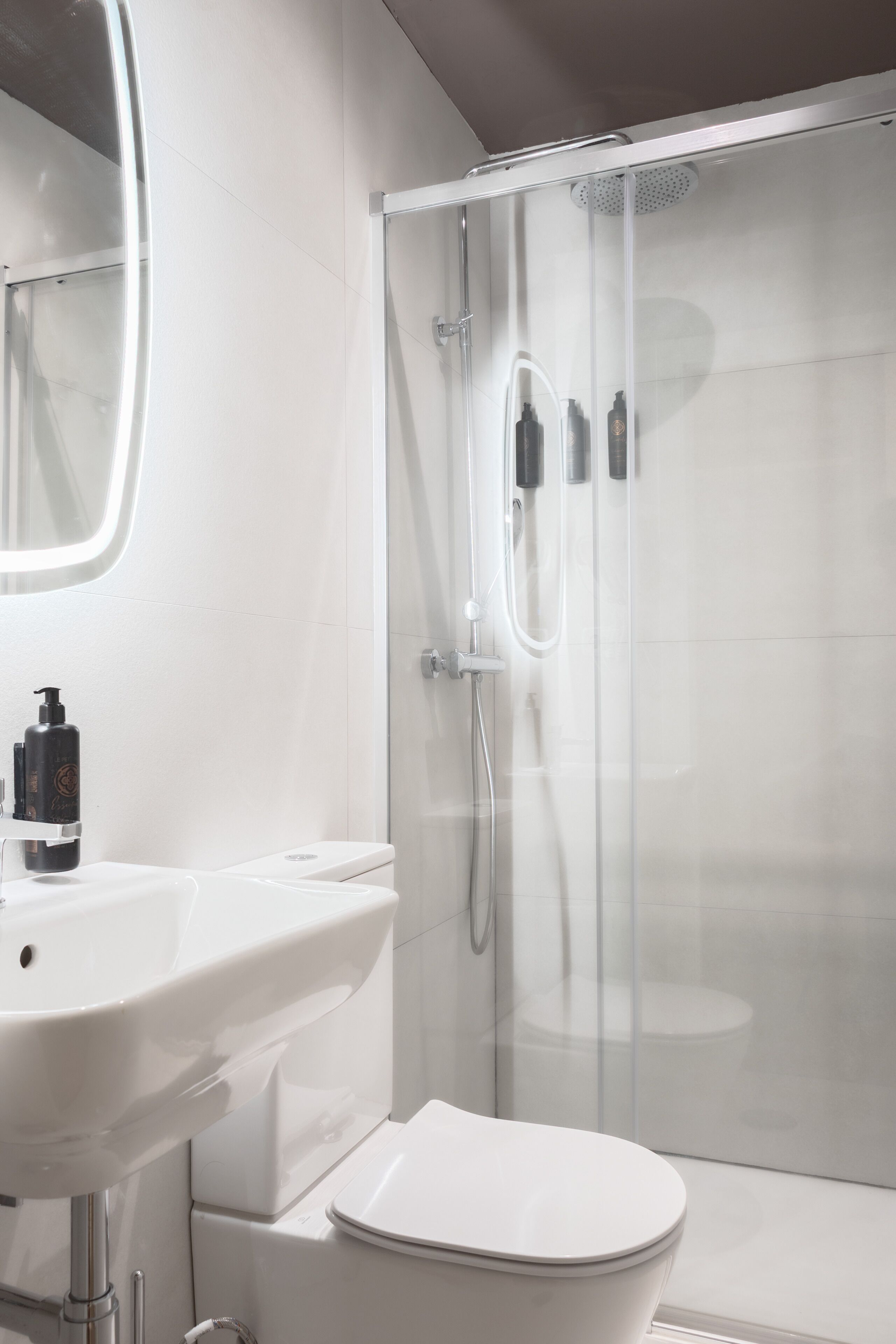 Standard Triple Room, Courtyard View | Bathroom | Free toiletries, hair dryer, towels, soap