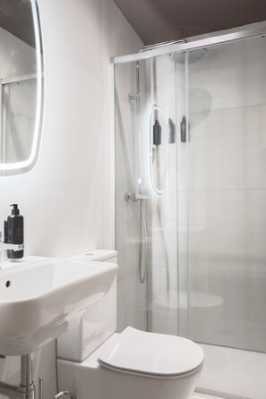 Kolmen hengen standard-huone, näköala pihalle | Kylpyhuone | Ilmaiset hygieniatuotteet, hiustenkuivaaja, pyyhkeet, saippua