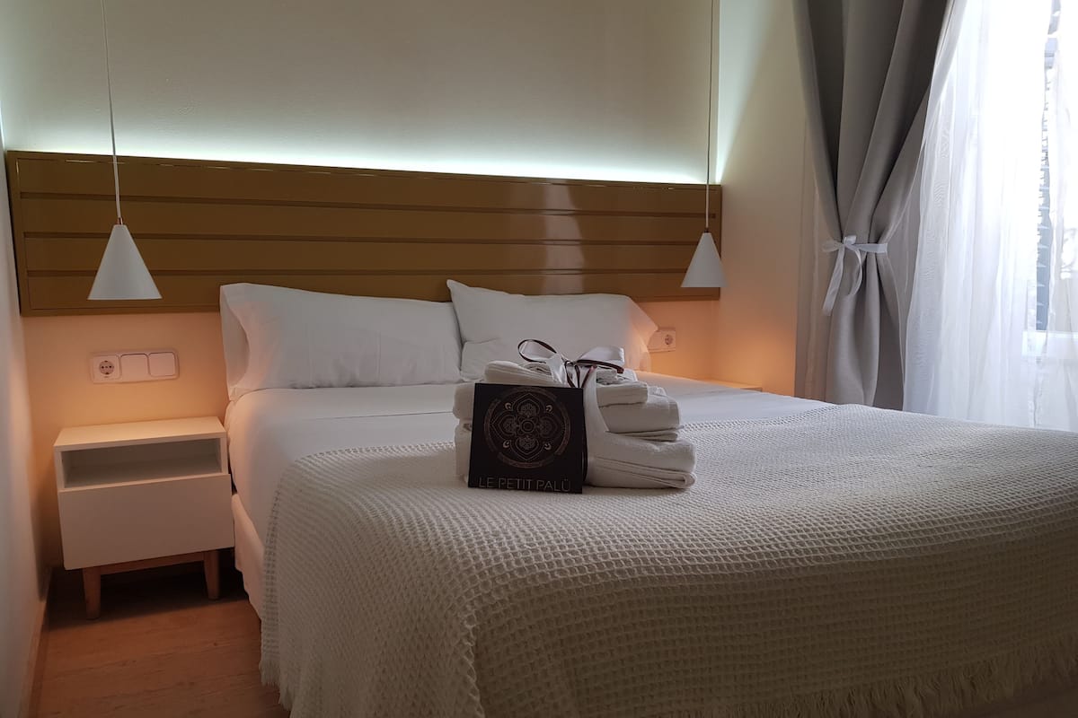 In-room safe, soundproofing, free WiFi, bed sheets