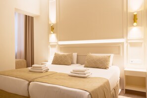 Standaard driepersoonskamer, uitzicht op binnenplaats | Een kluis op de kamer, geluiddichte muren, gratis wifi, beddengoed