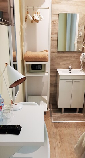 Kylpyhuone | Ilmaiset hygieniatuotteet, hiustenkuivaaja, pyyhkeet, saippua