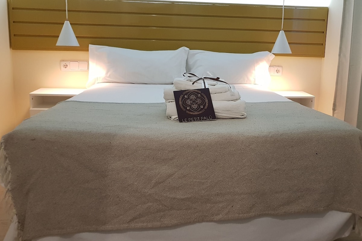 In-room safe, soundproofing, free WiFi, bed sheets