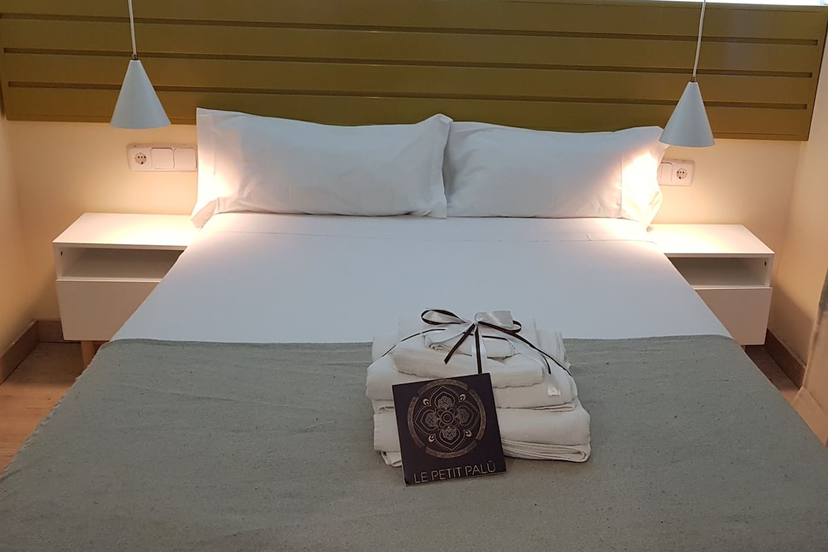 In-room safe, soundproofing, free WiFi, bed sheets