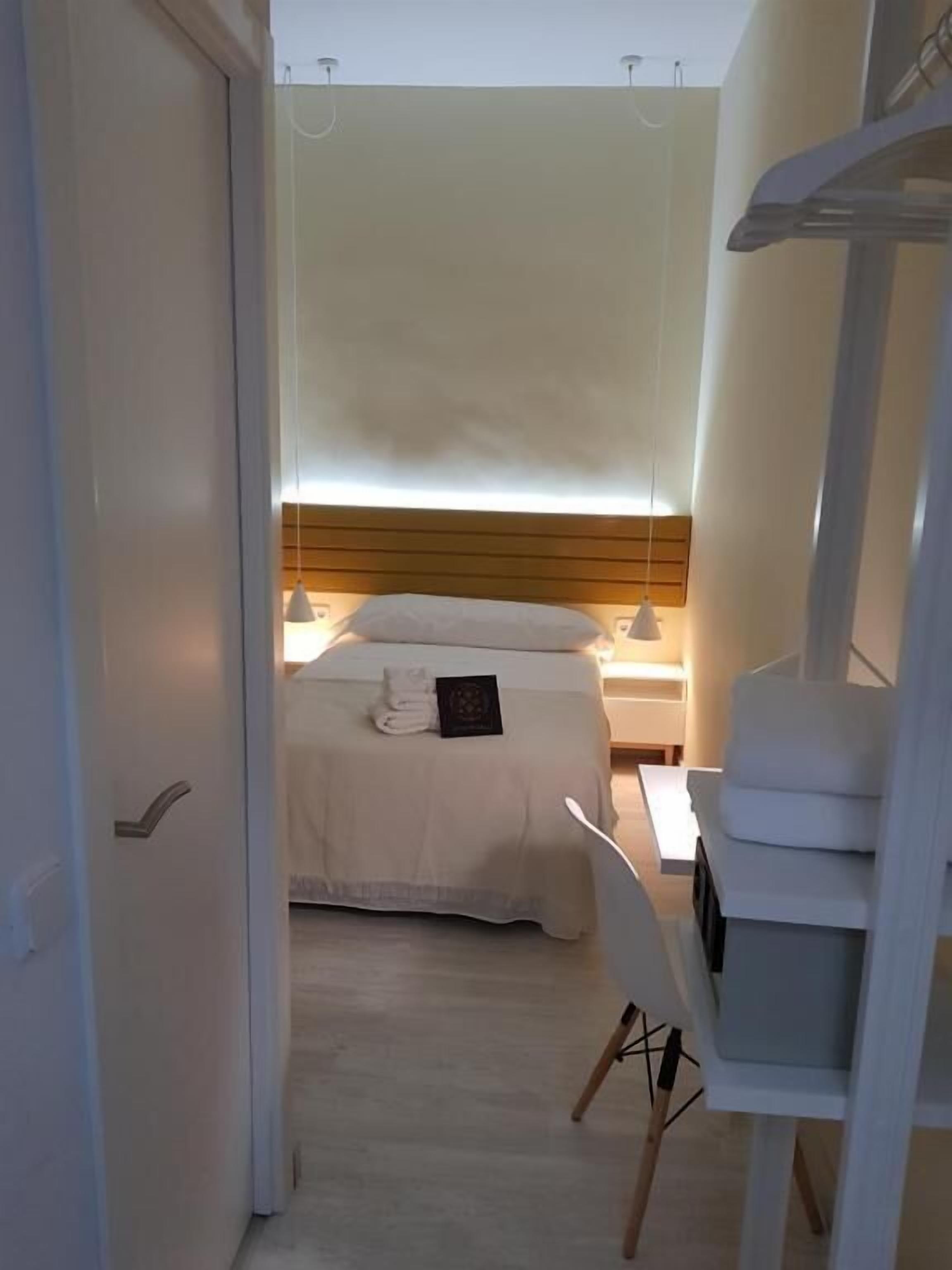 Economy tweepersoonskamer, uitzicht op binnenplaats | Een kluis op de kamer, geluiddichte muren, gratis wifi, beddengoed