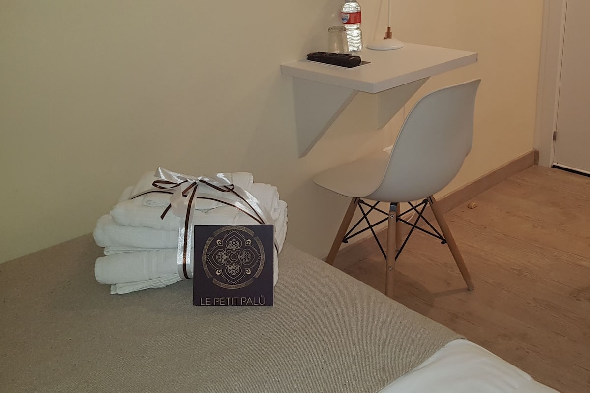 In-room safe, soundproofing, free WiFi, bed sheets
