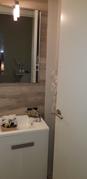 Bathroom | Free toiletries, hair dryer, towels, soap