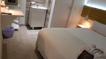 Badkamer | Gratis toiletartikelen, een haardroger, handdoeken, zeep