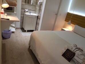 Badkamer | Gratis toiletartikelen, een haardroger, handdoeken, zeep