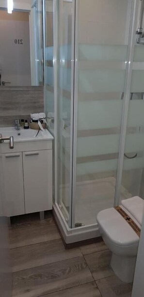 Single Room, Courtyard View | Bathroom