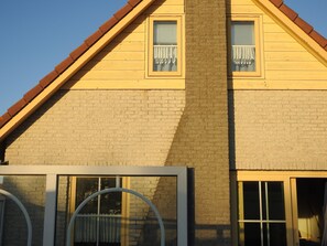 Un bâtiment à deux étages, doté d’une façade en briques et d’un toit à pignon.