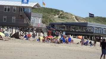 Plage à proximité, chaises longues